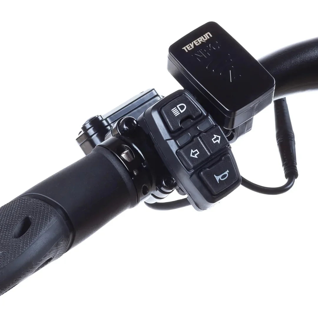 Electric scooter Teverun Fighter Mini PRO 2025 – nFC reader and handlebar controls close-up