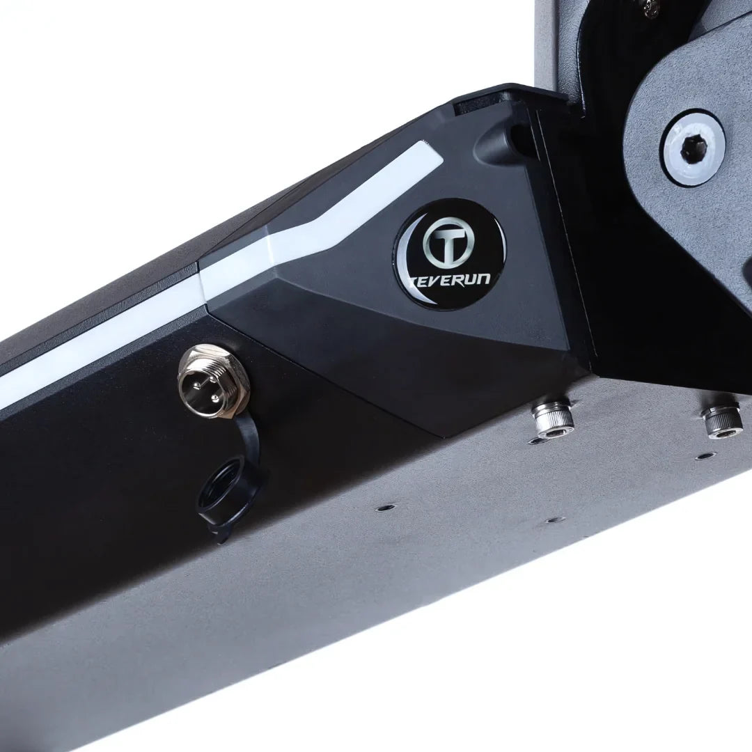 Electric scooter Teverun Fighter Mini PRO 2025 – charging port and deck detail