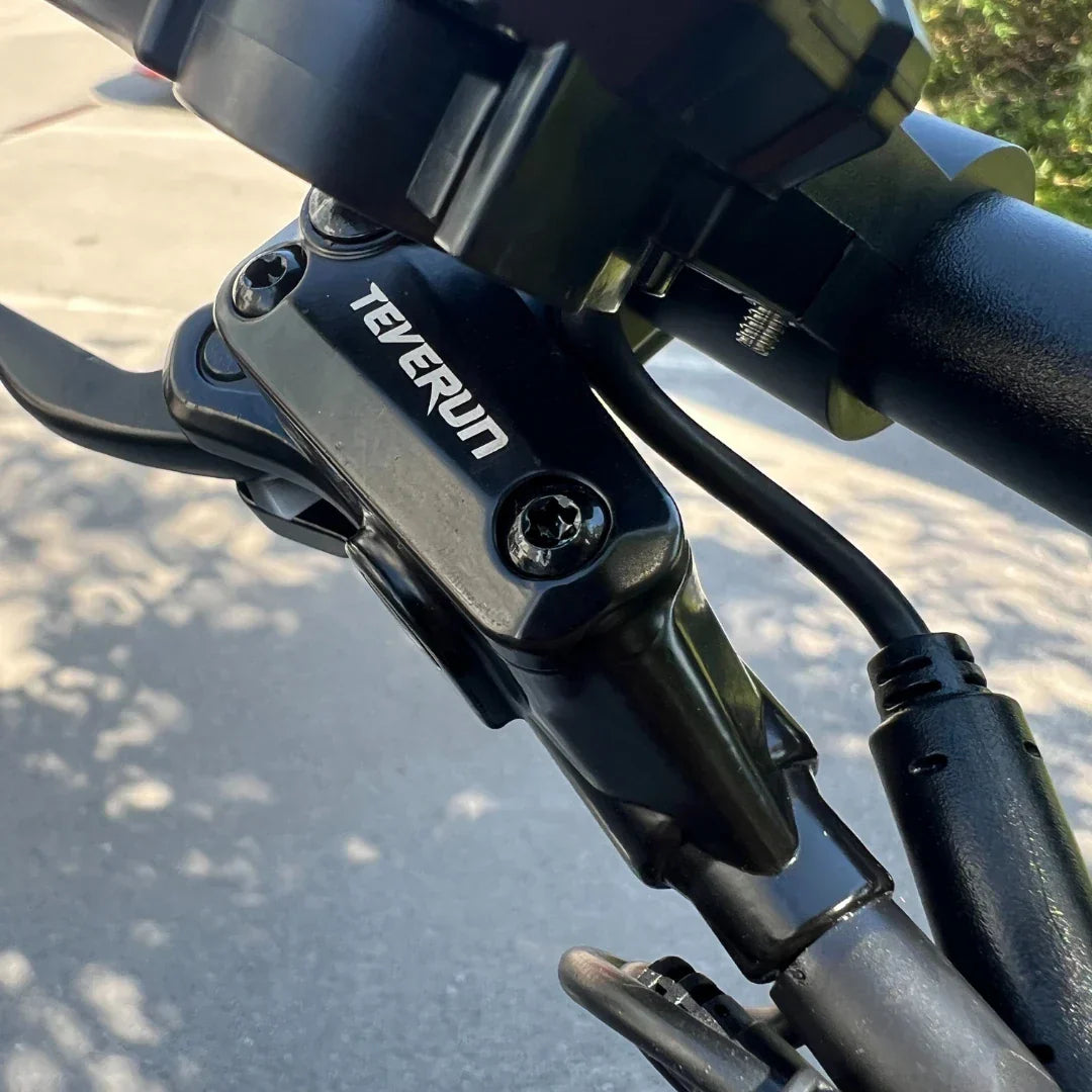 Electric scooter Teverun Fighter Mini PRO 2025 – brake lever and handlebar close-up