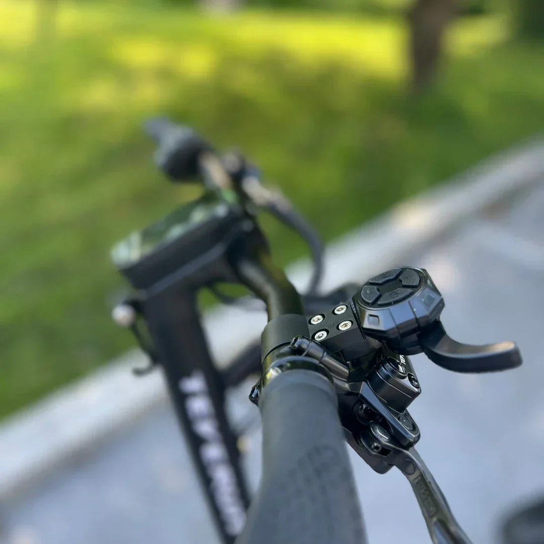 Electric scooter Teverun Fighter Mini PRO 2025 – handlebar and brake lever close-up