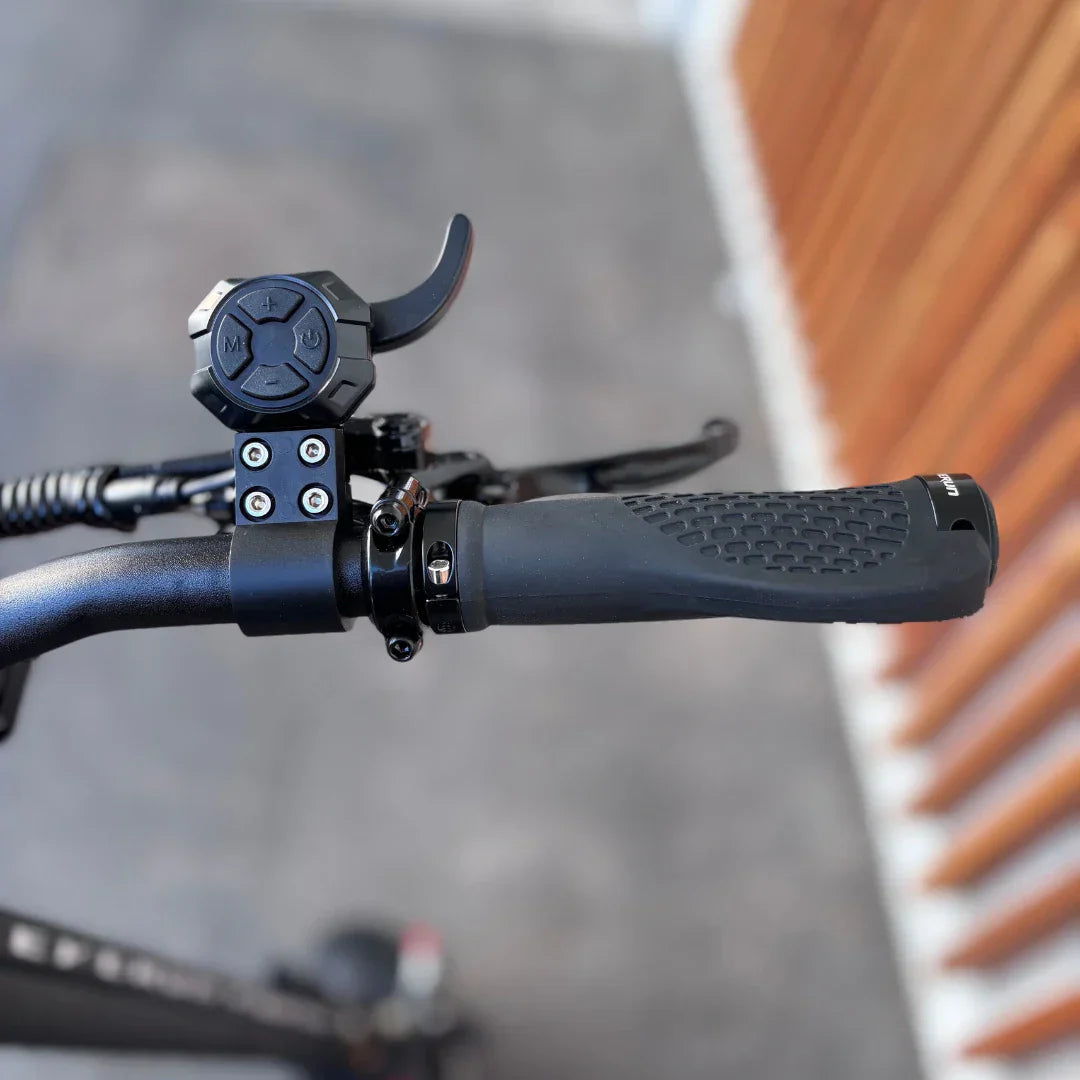 Electric Scooter Teverun Fighter Supreme 7260 Ultra features a close-up of its ergonomic handlebar grip and controls.