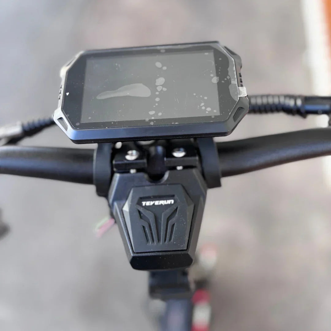 Electric scooter Teverun Fighter SUPREME 7260 Ultra 2026 – dashboard and handlebar close-up