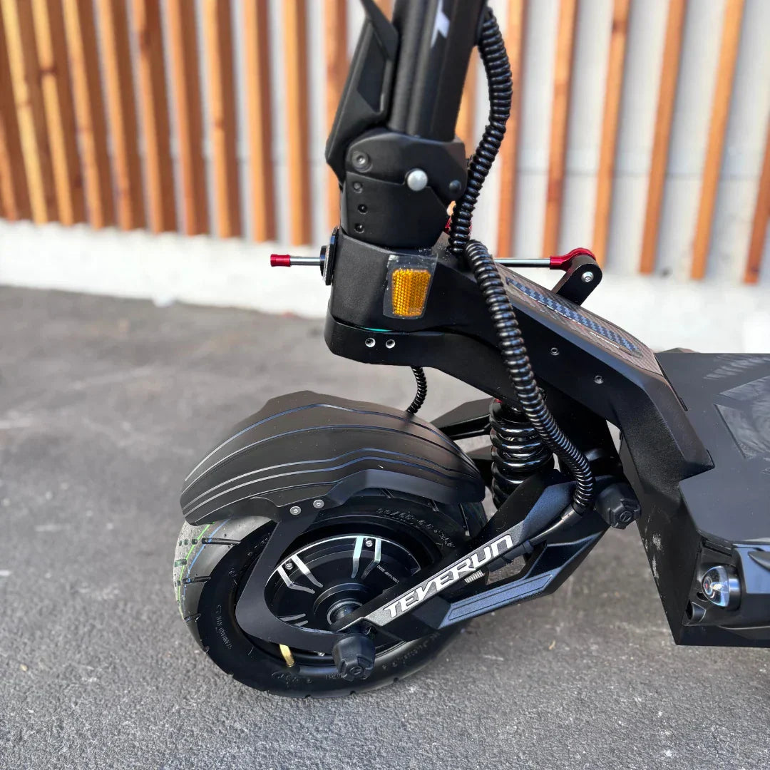 Electric scooter Teverun Fighter SUPREME 7260 Ultra 2026 – front wheel and suspension detail