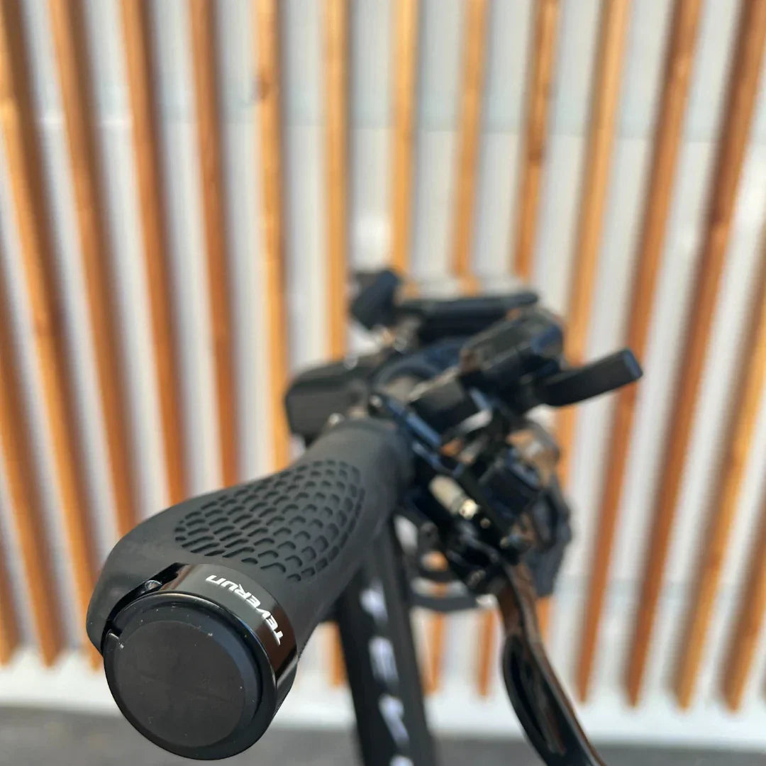 Electric scooter Teverun Fighter SUPREME 7260 Ultra 2026 – handlebar grip close-up