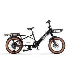 Električno kolo Tomos Cargo Fat 2 Longtail v elegantni črni barvi s širokimi pnevmatikami in lesenim prtljažnikom.