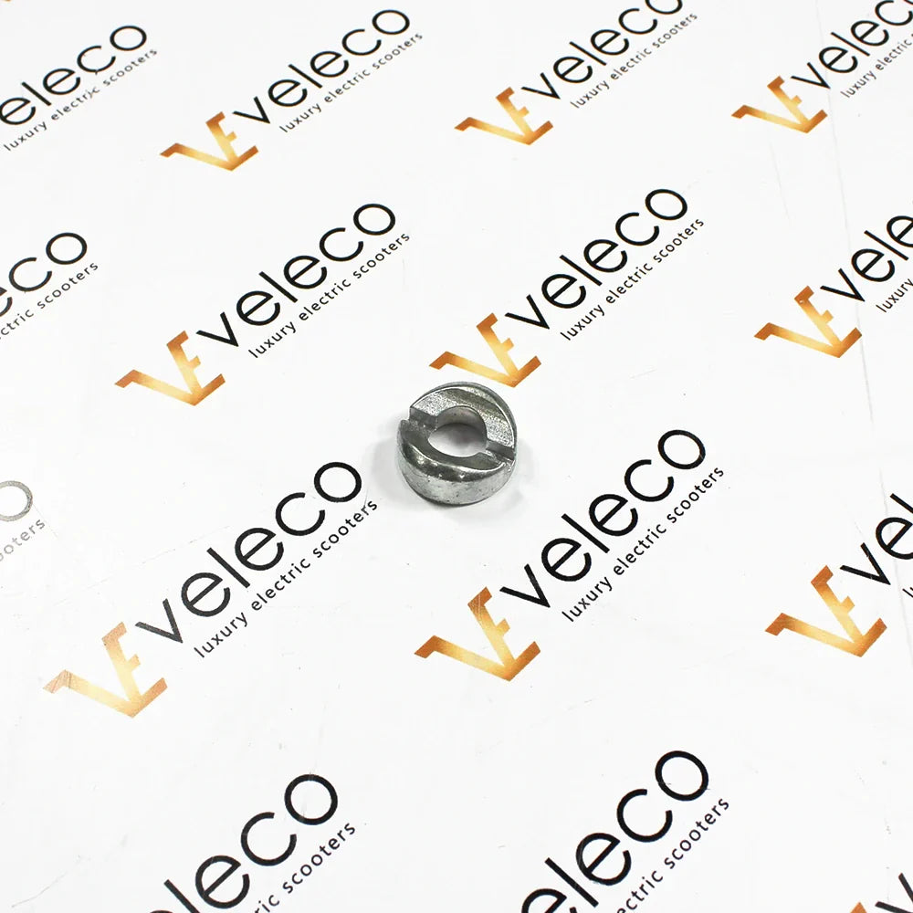 Half-Moon Shaped Steering Bar Mounting Element – small half-moon shaped metal element