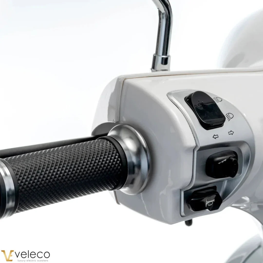 Veleco Cristal – handlebar controls close-up, left side