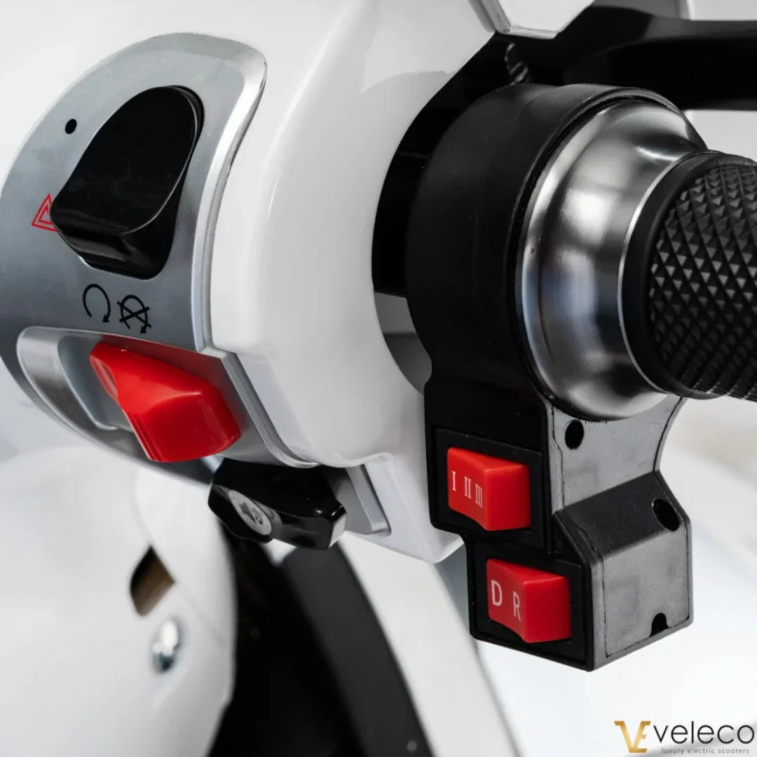 Veleco Cristal – handlebar controls close-up, right side