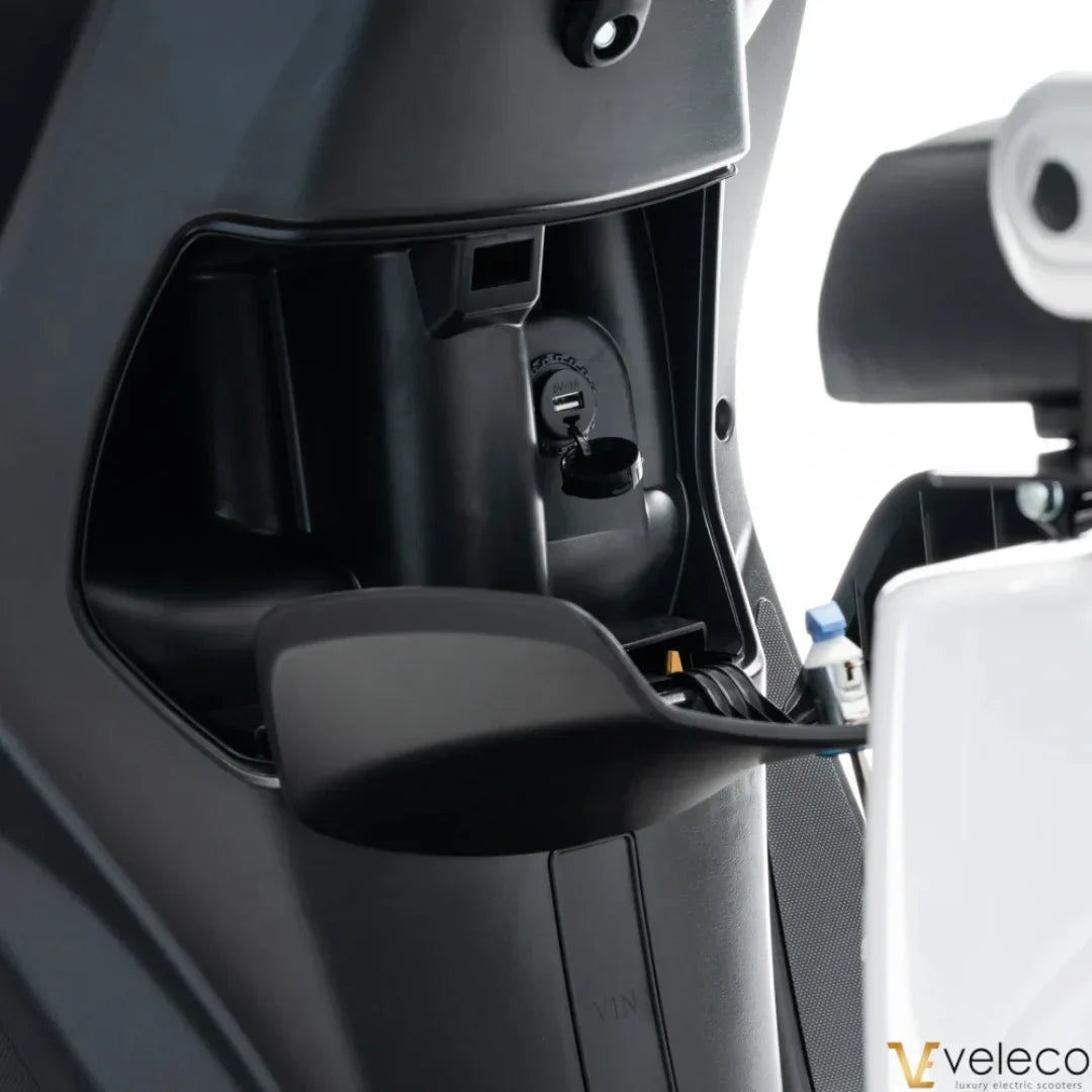 Veleco Cristal – front storage compartment with USB port