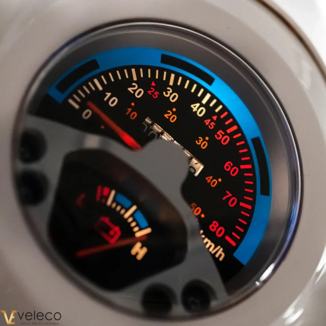 Veleco Cristal – speedometer and battery gauge close-up