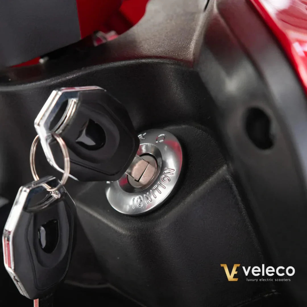 Veleco Draco – ignition and keys close-up, red colour variant