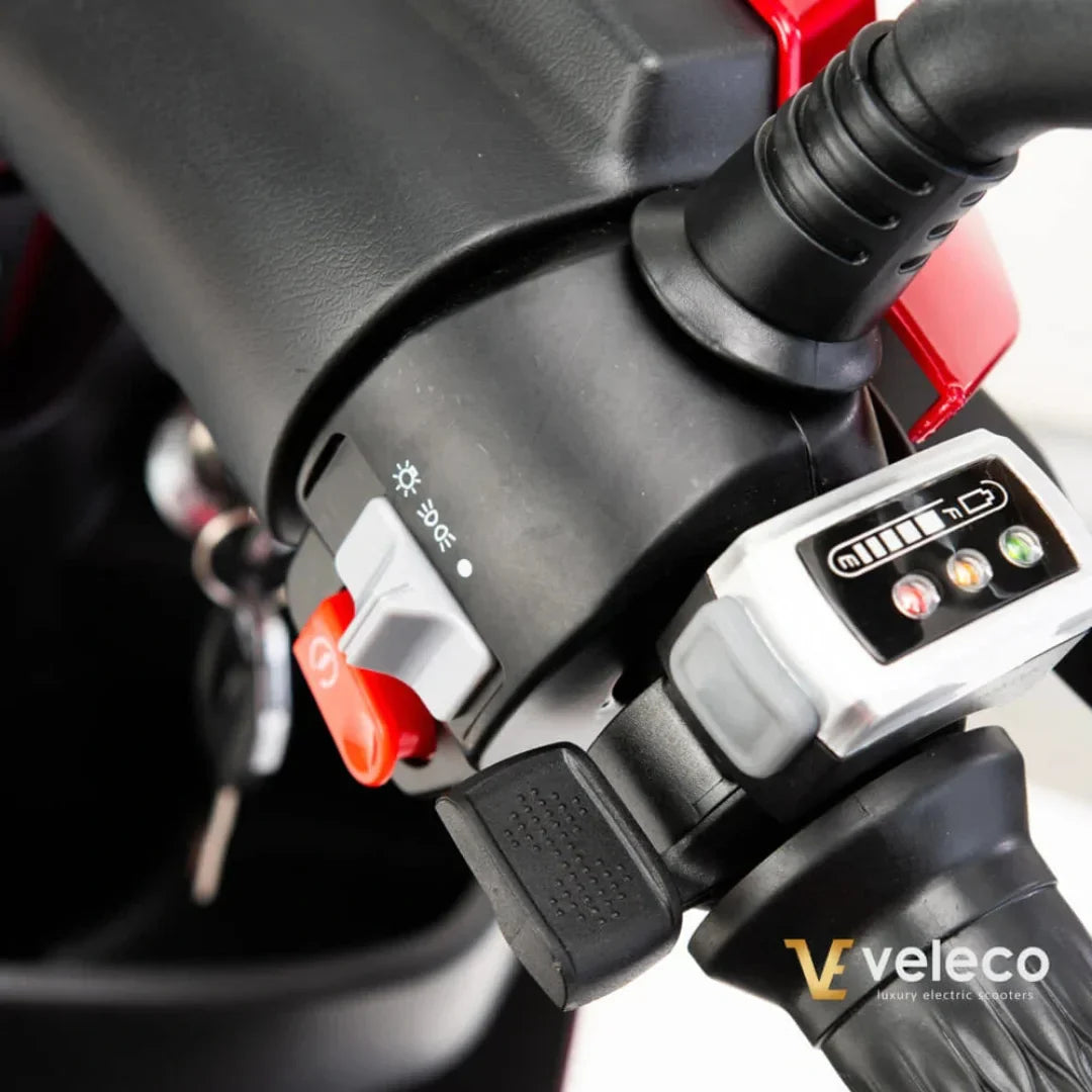 Veleco Draco – handlebar controls close-up, red colour variant