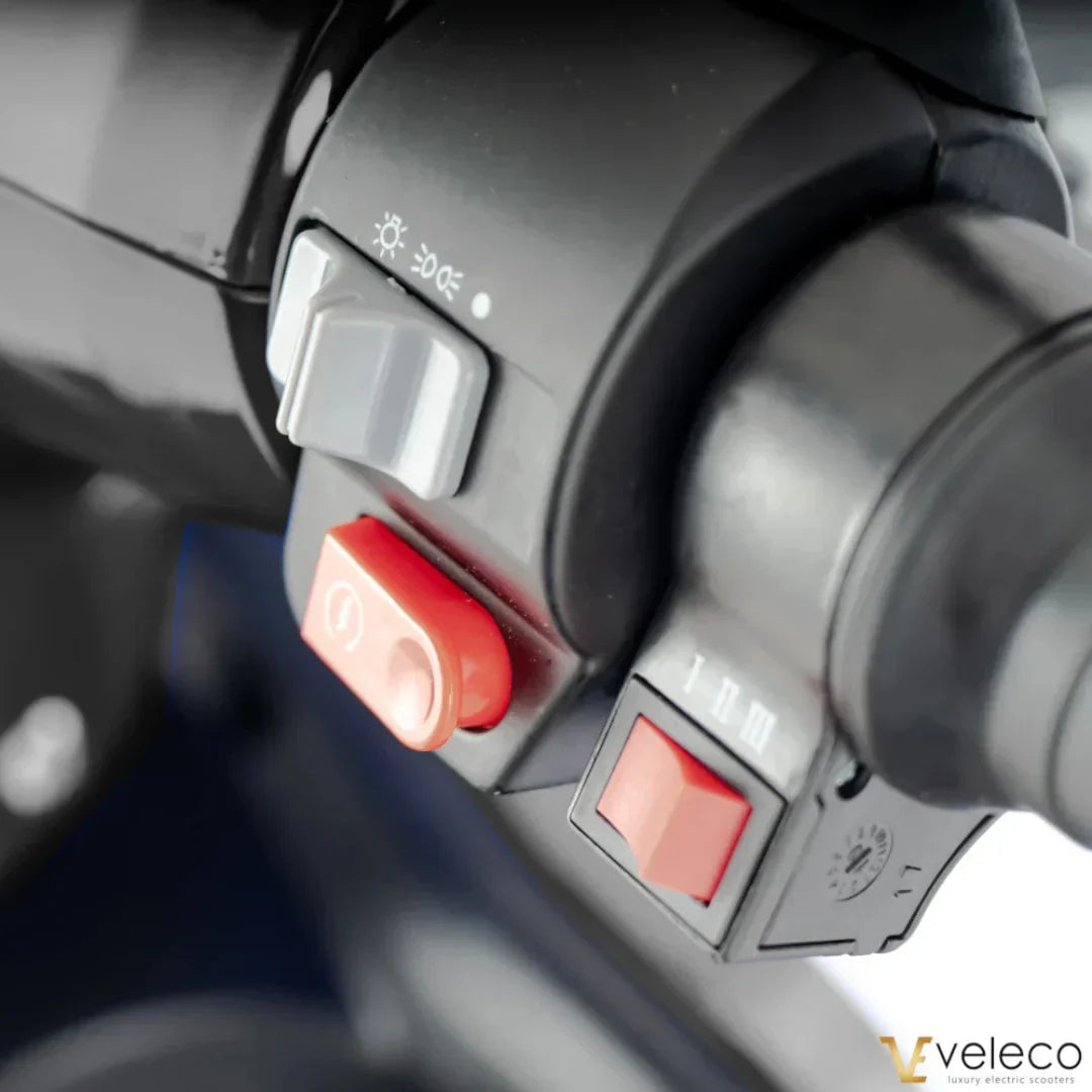 Veleco Faster – handlebar controls close-up