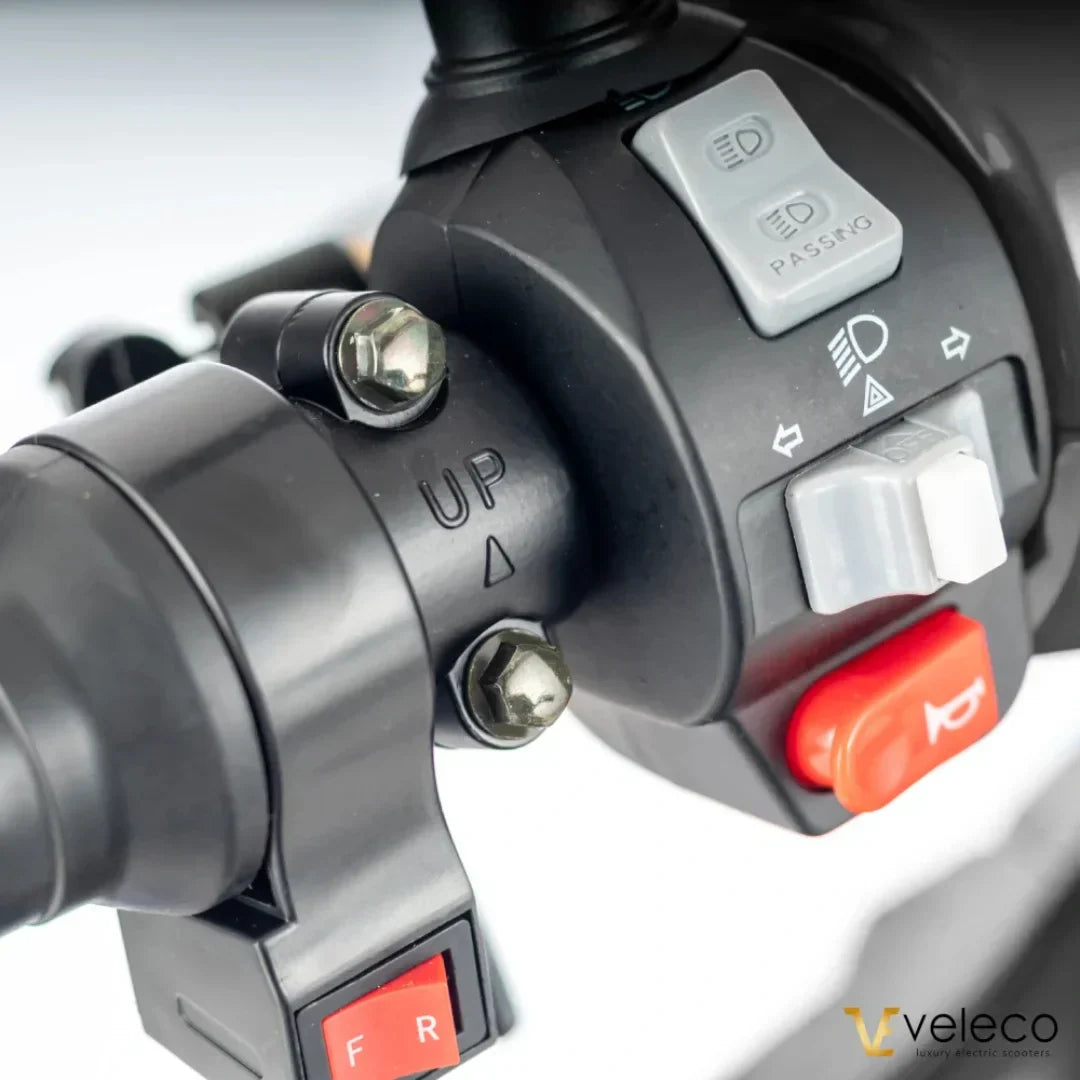 Veleco Faster – handlebar controls close-up