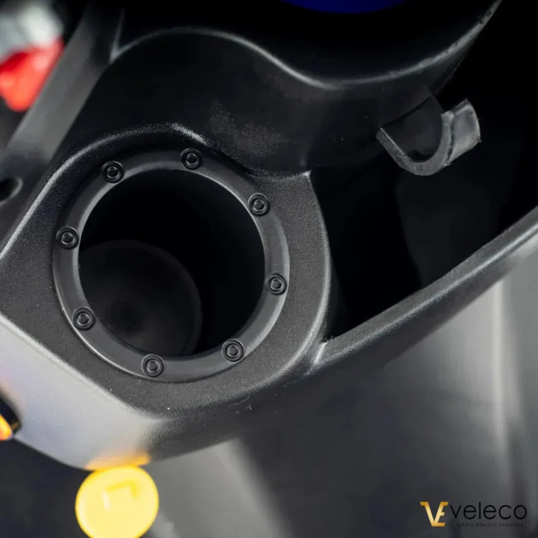 Veleco Faster – cup holder detail
