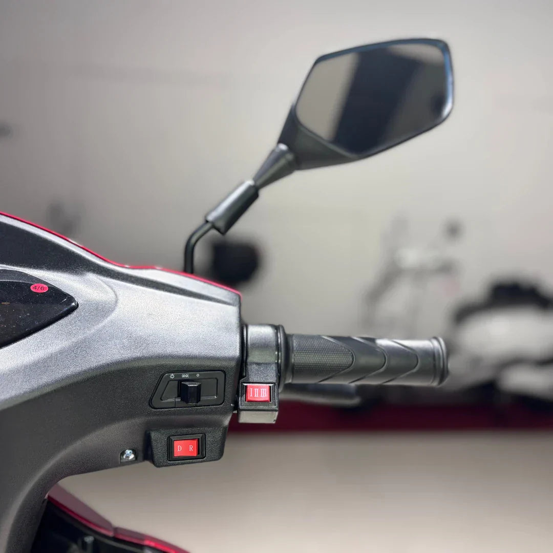 Vigorous VISTA 1 – right handlebar and mirror close-up