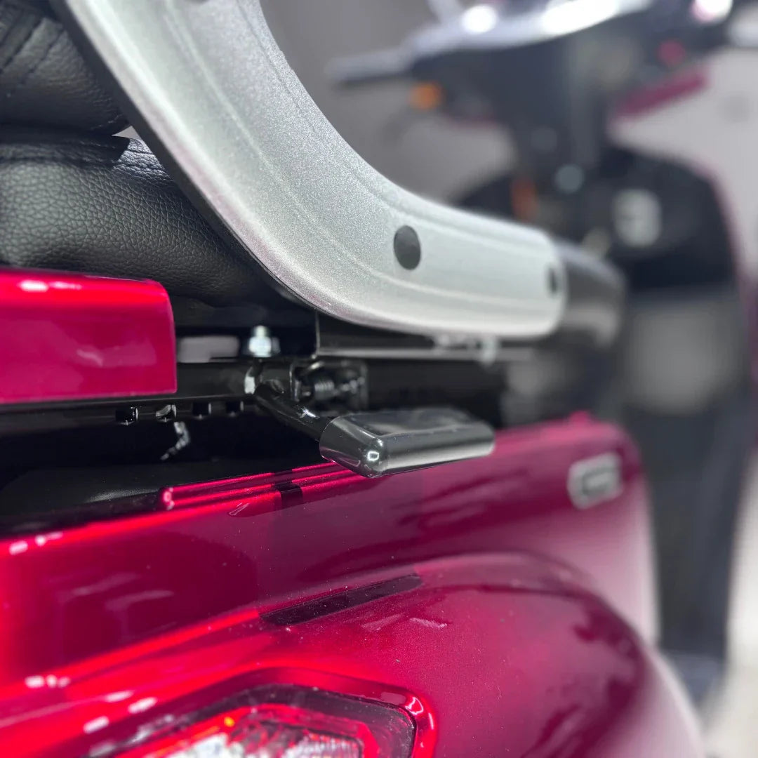Vigorous VISTA 1 – rear seat and grab handle detail