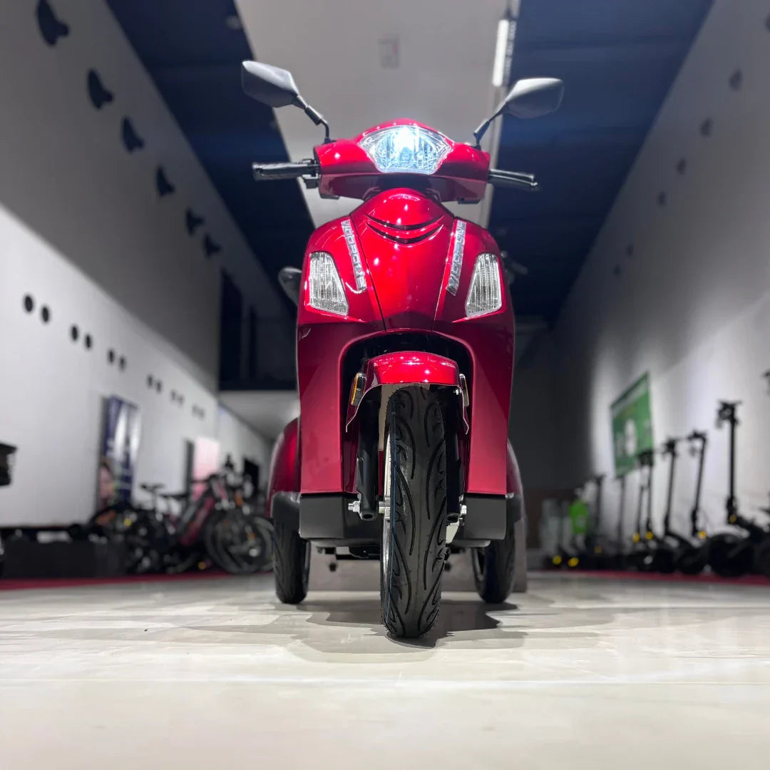 Vigorous VISTA 1 – red colour variant in showroom, front view