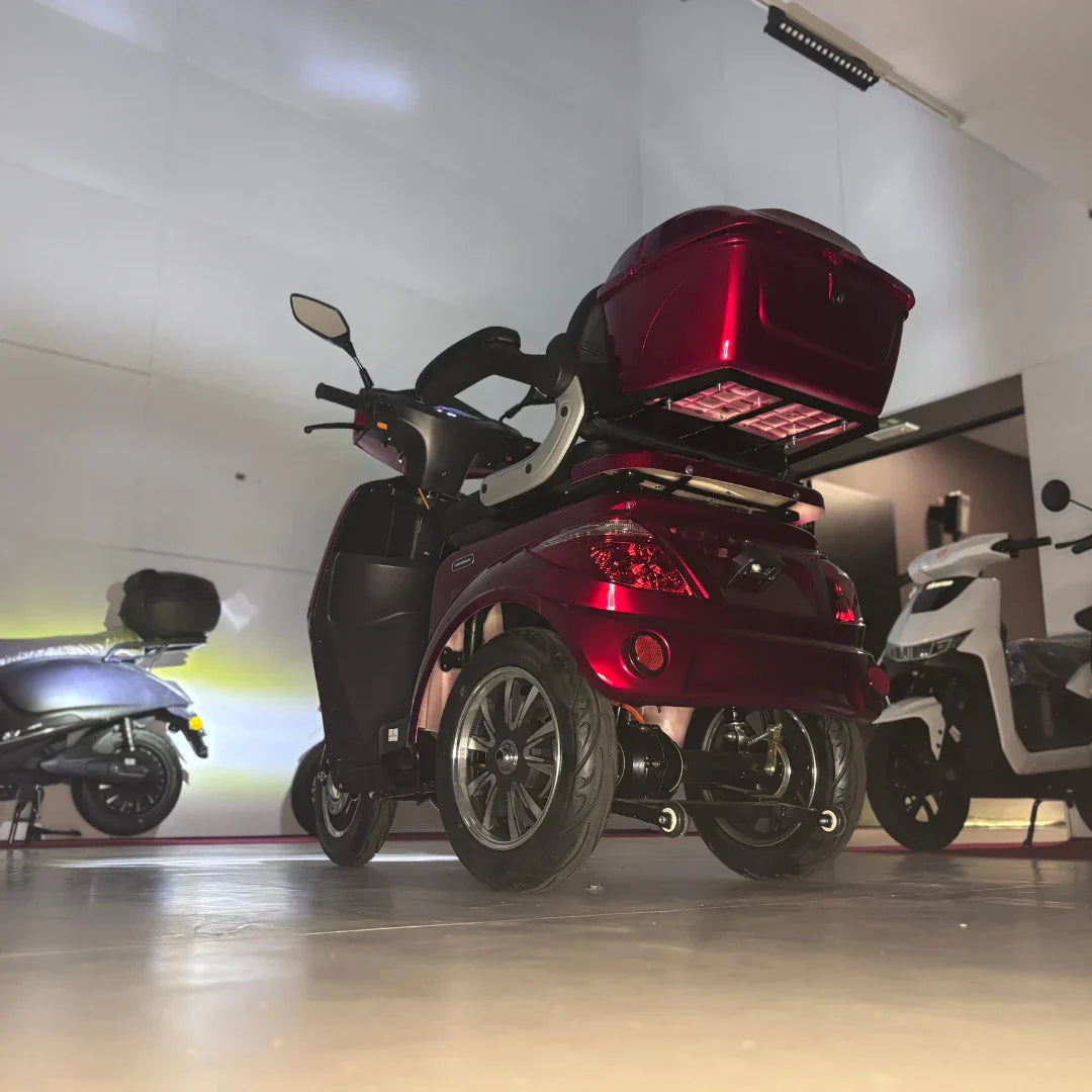 Vigorous VISTA 1 – rear view, low angle, headlights on
