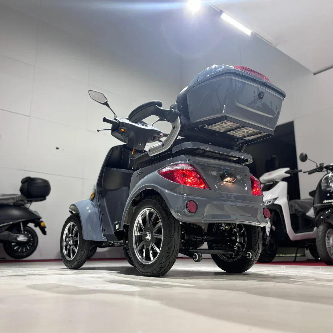 Vigorous VISTA Q1 – rear three-quarter view with top box