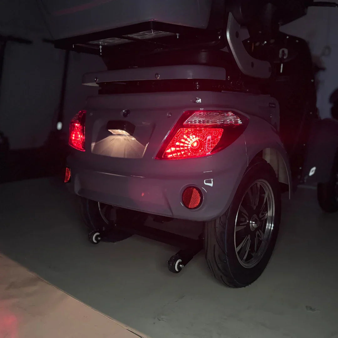 Vigorous VISTA Q1 – rear view with illuminated lights