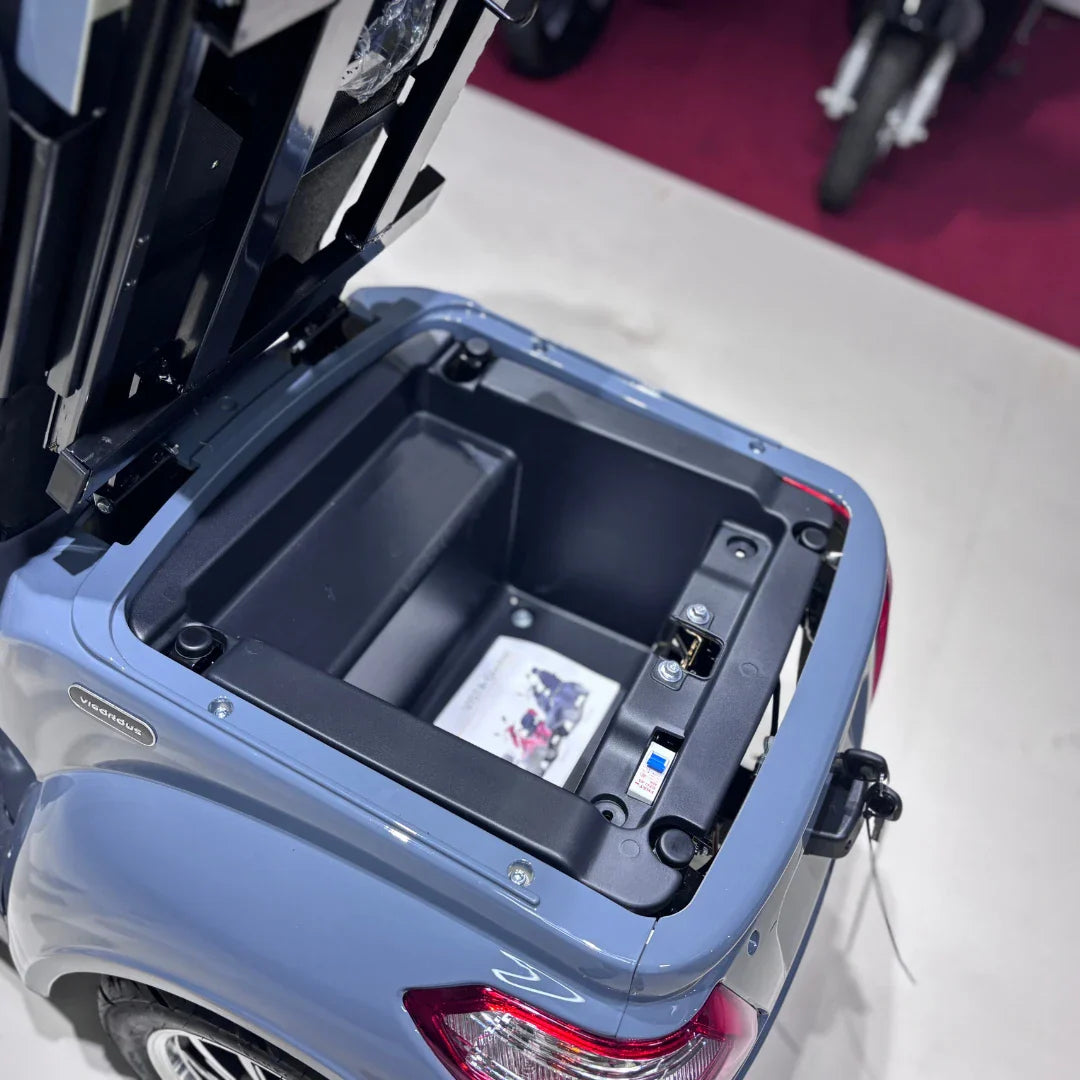 Vigorous VISTA Q1 – open storage compartment with manual