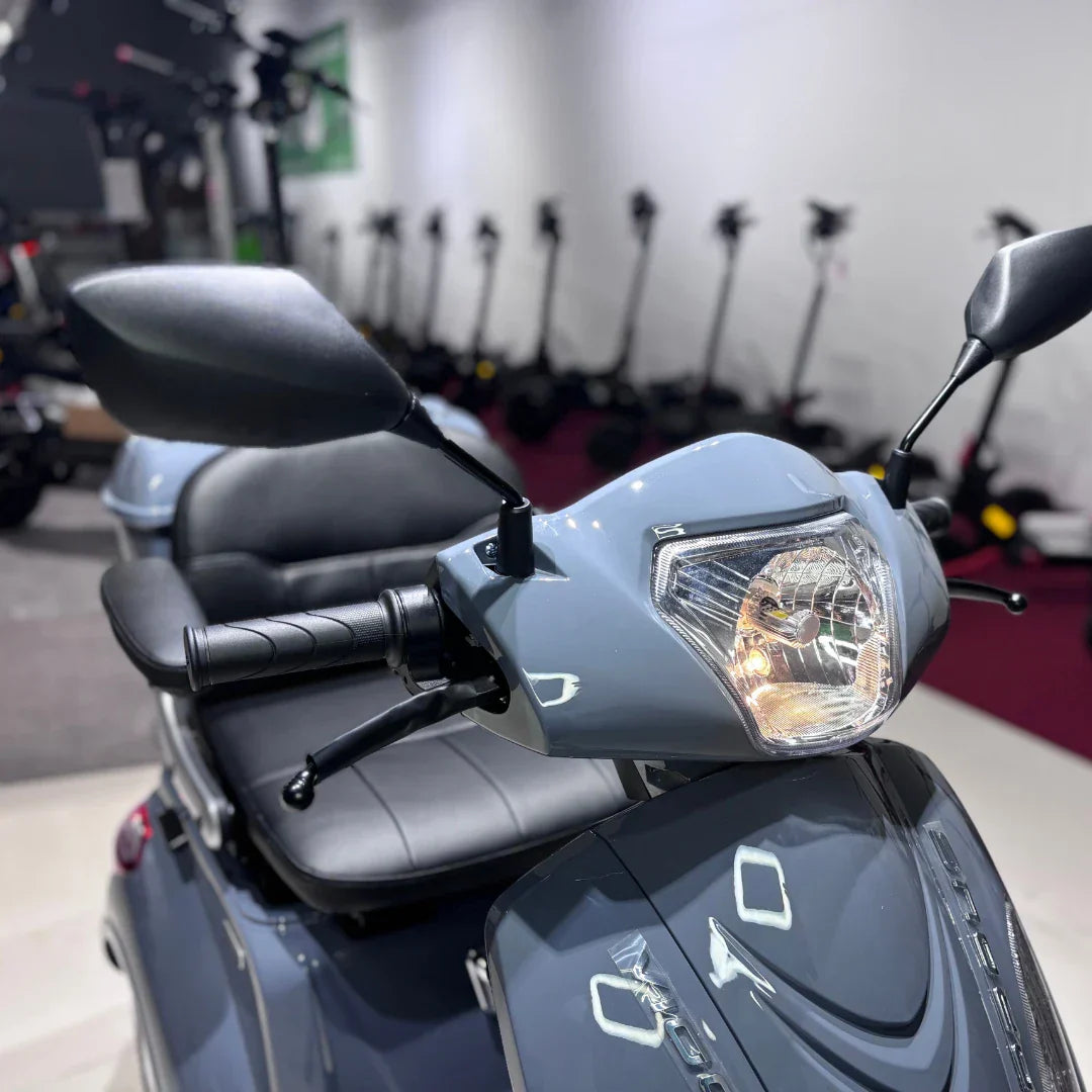 Vigorous VISTA Q1 – front three-quarter view, handlebar close-up
