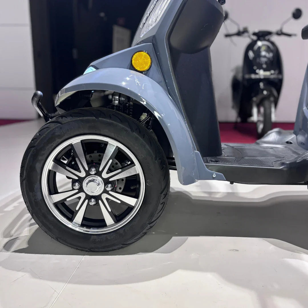 Vigorous VISTA Q1 – front wheel and footwell close-up