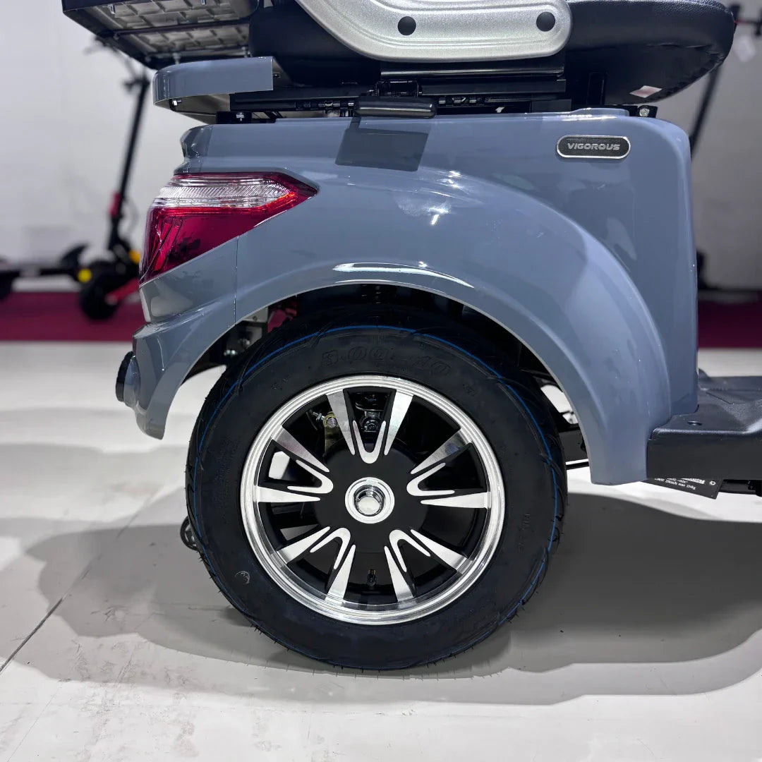 Vigorous VISTA Q1 – rear wheel and fender close-up, side view