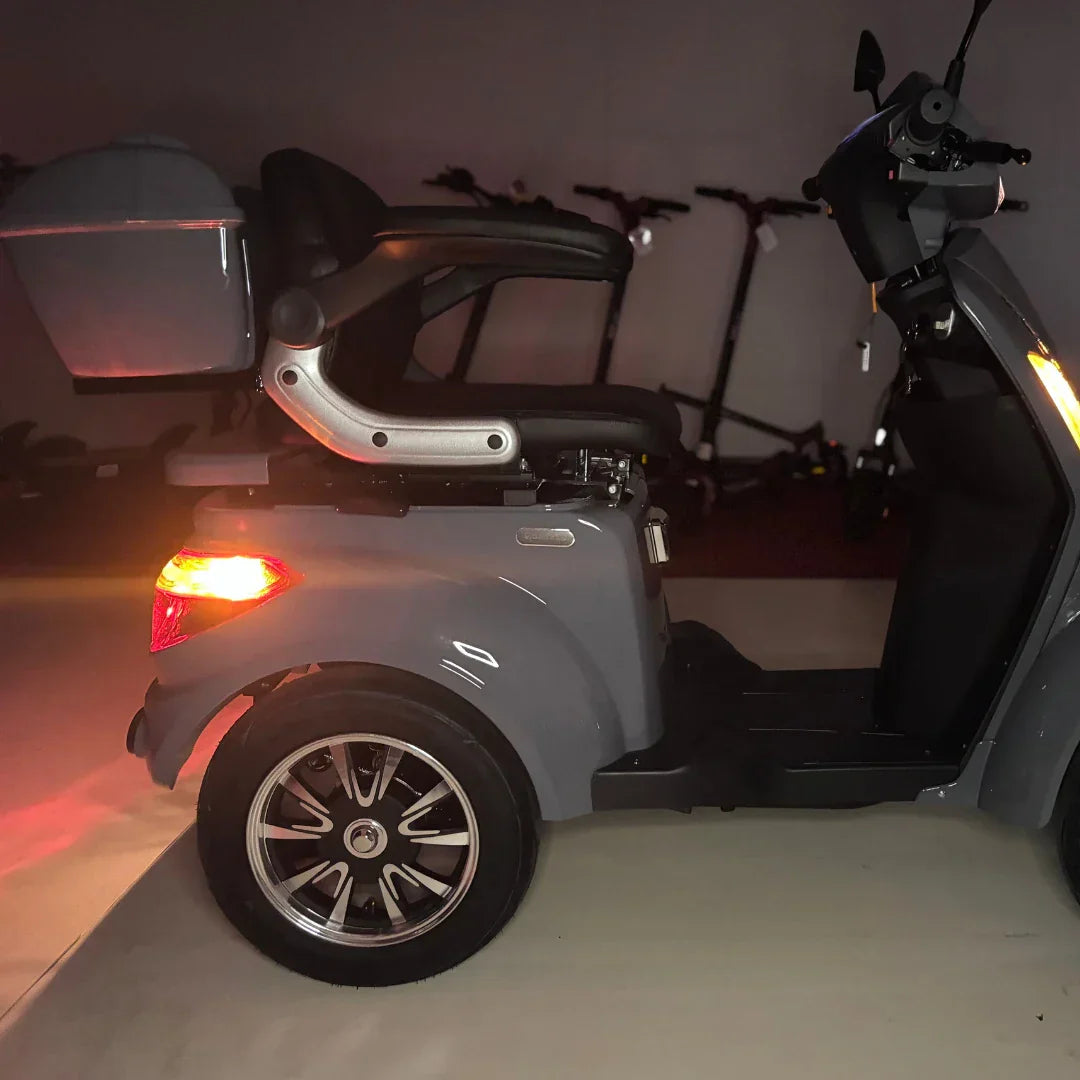 Vigorous VISTA Q1 – rear three-quarter view, left side, lights on