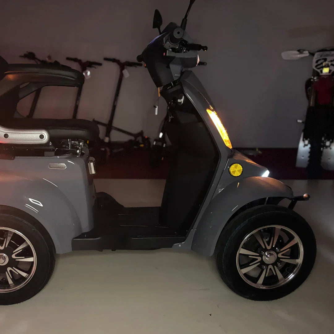 Vigorous VISTA Q1 – front three-quarter view, right side, lights on