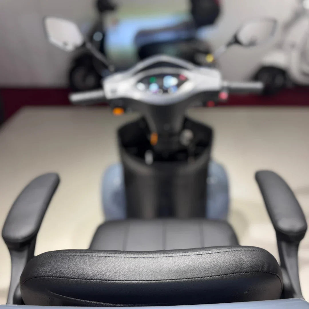 Vigorous VISTA Q1 – view from behind seat, blurred dashboard