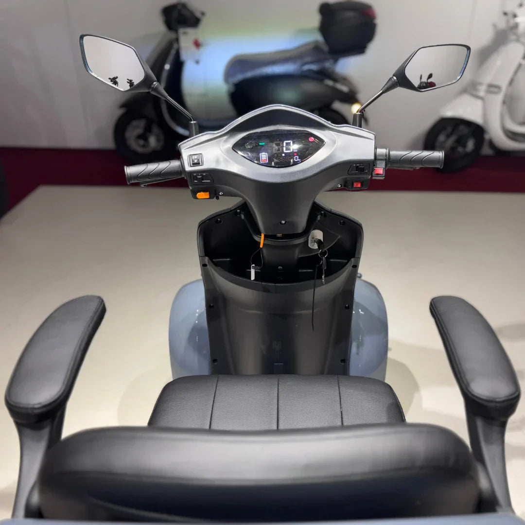 Vigorous VISTA Q1 – view from behind seat, clear dashboard