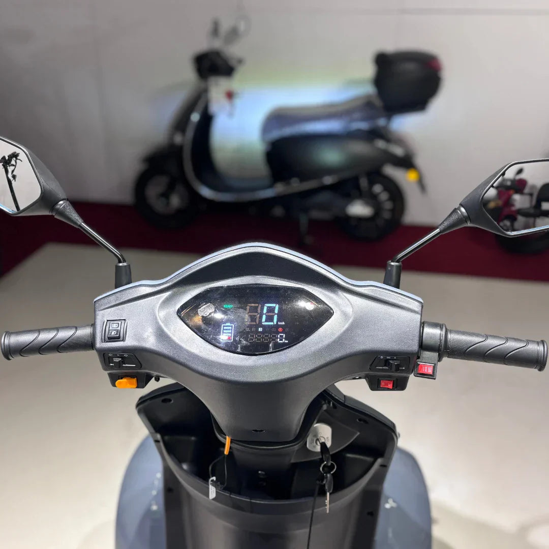 Vigorous VISTA Q1 – dashboard and handlebars, lights off