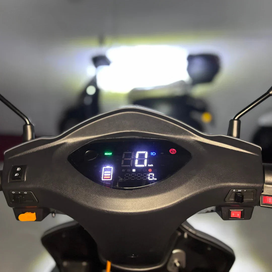 Vigorous VISTA Q1 – dashboard and handlebars, lights on, bright