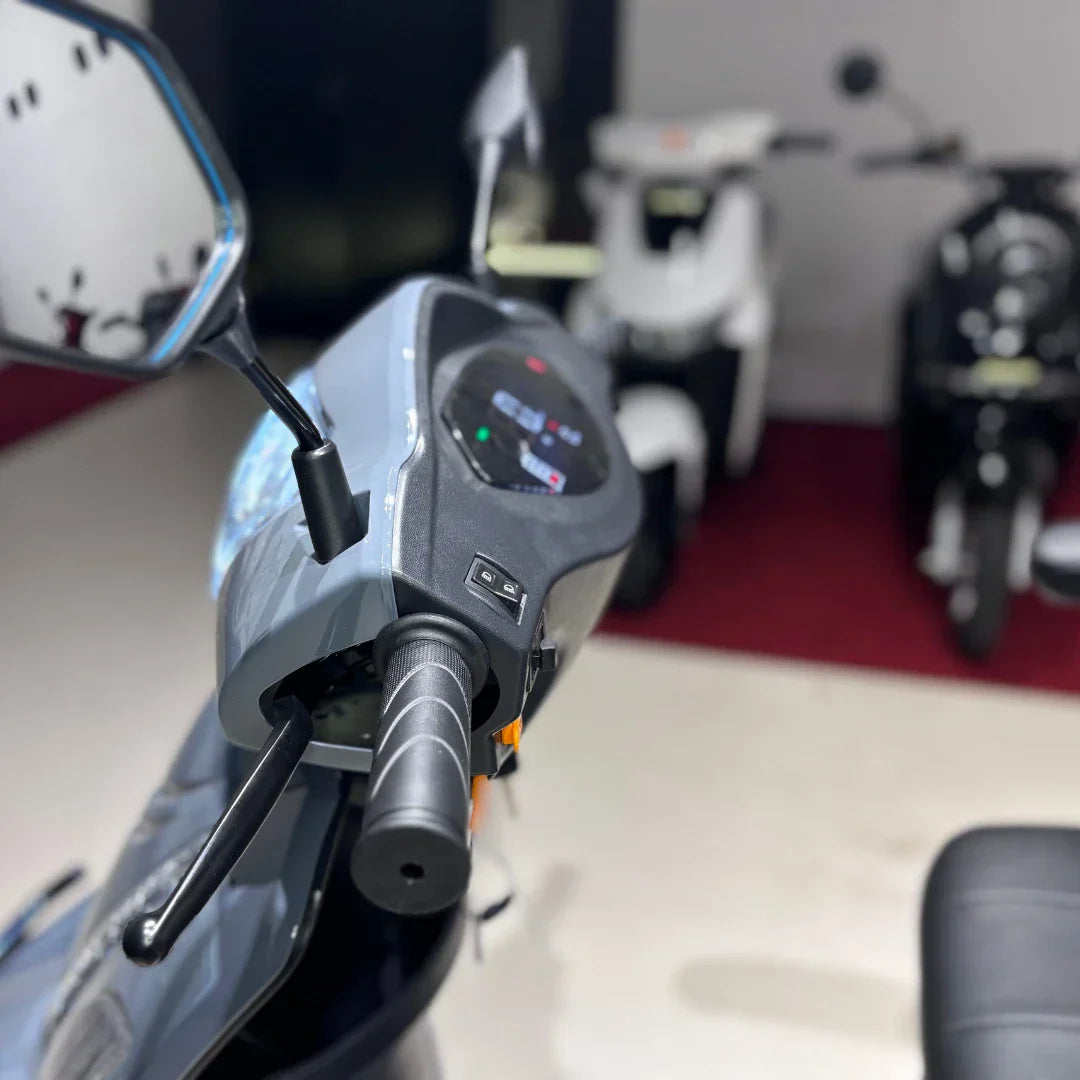 Vigorous VISTA Q1 – right handlebar and mirror close-up
