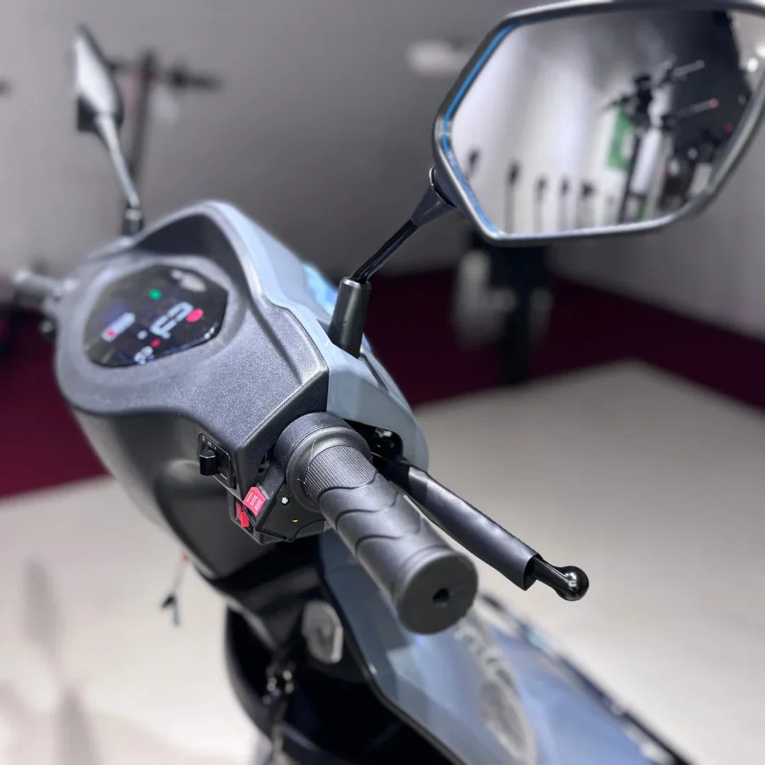 Vigorous VISTA Q1 – dashboard, handlebar, and mirror close-up