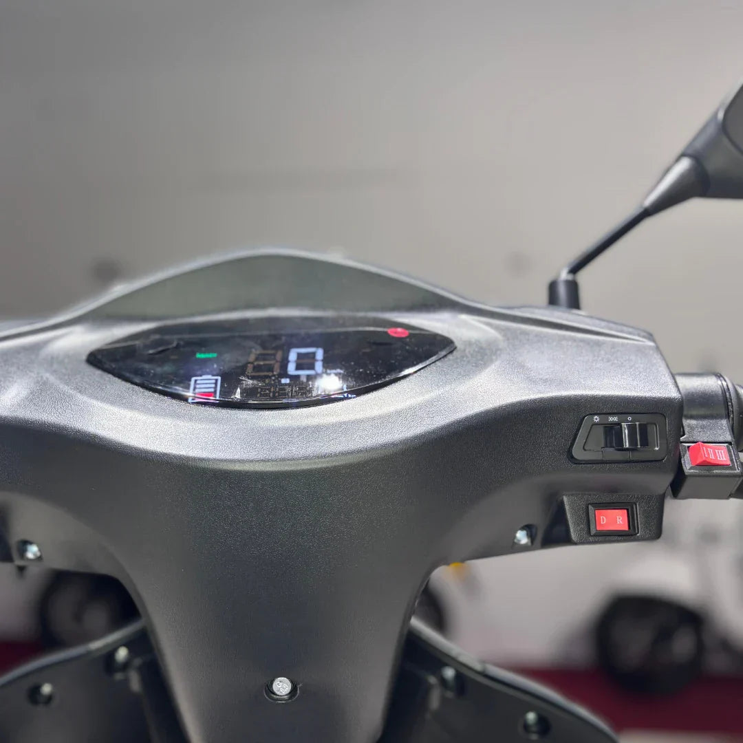 Vigorous VISTA Q1 – dashboard and right handlebar controls close-up