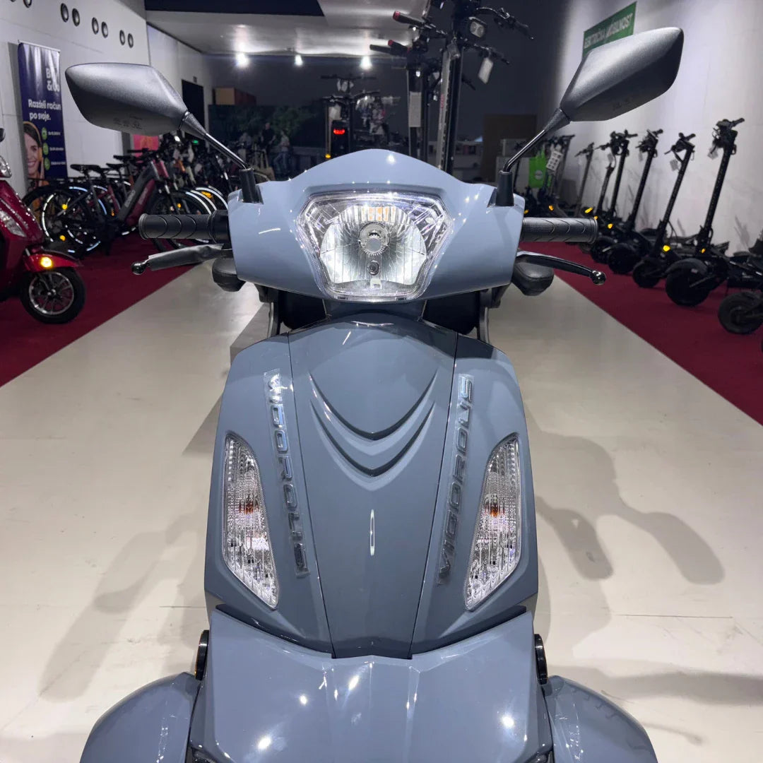 Vigorous VISTA Q1 – close-up front view in showroom