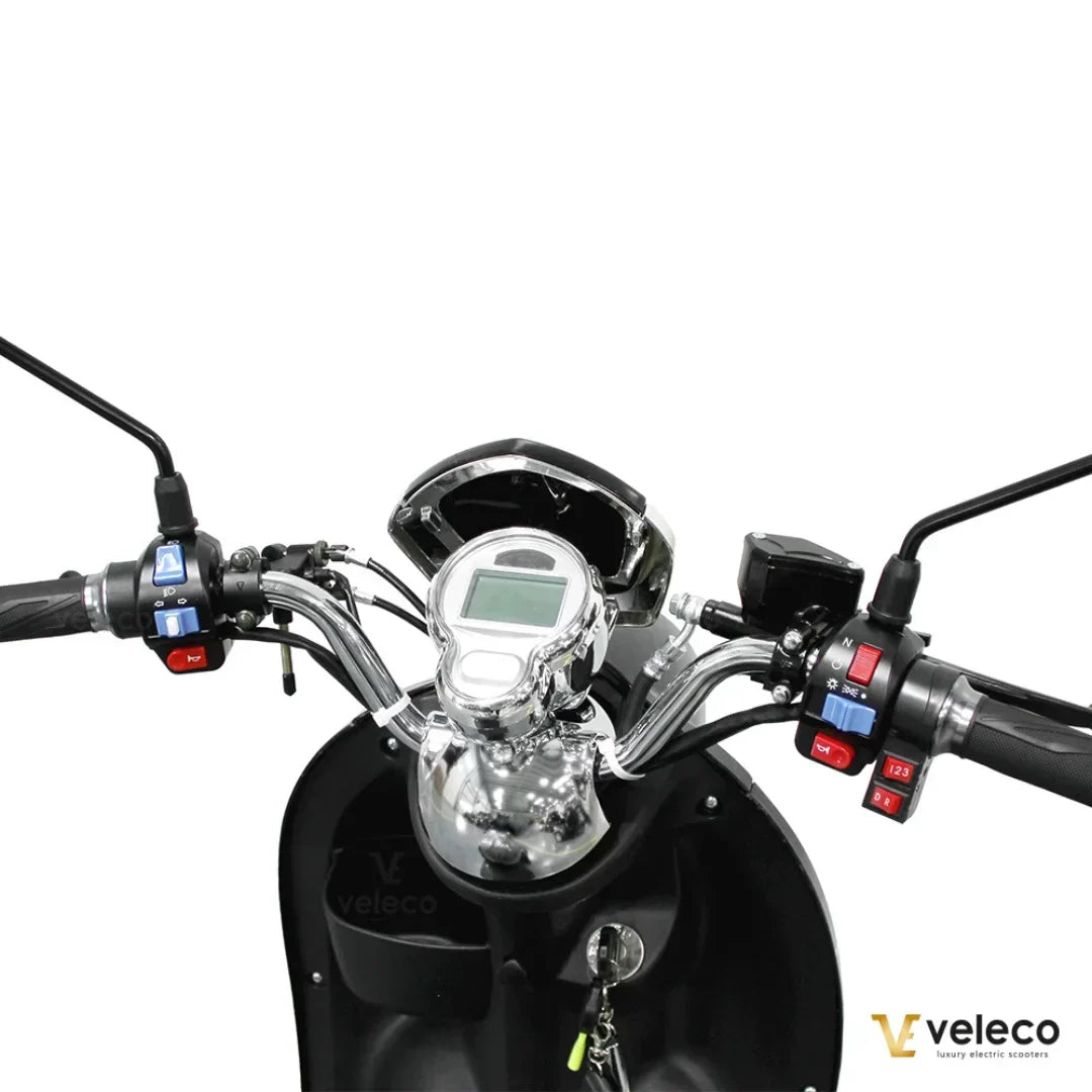 Veleco ZT63 – dashboard and handlebars close-up