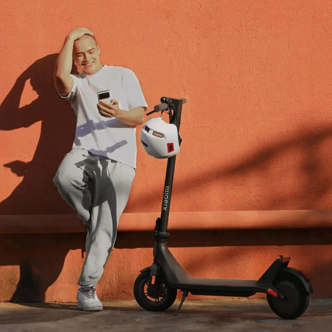 Electric Scooter Xiaomi 4 Lite 2nd Gen features a sleek design, easy transportation, and enjoys urban mobility.