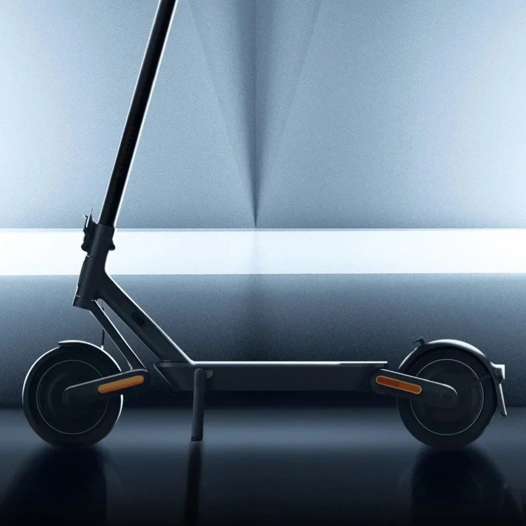 Električni romobil Xiaomi 4 ULTRA – bočni pogled, tamna pozadina studija