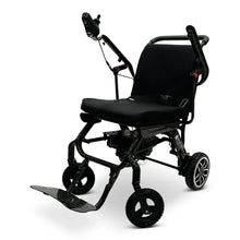 Sedia a rotelle elettrica ComfyGO IQ-Carbon – vista dal quarto destro, aperta, con joystick di controllo angolato verso l'alto