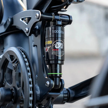 Električni bicikl Engwe Engine Pro 2.0 – detalj amortizera stražnjeg ovjesa