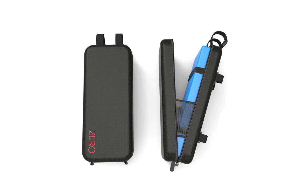 Tas voor Extra Batterij – gesloten en open aanzichten van zwarte tas